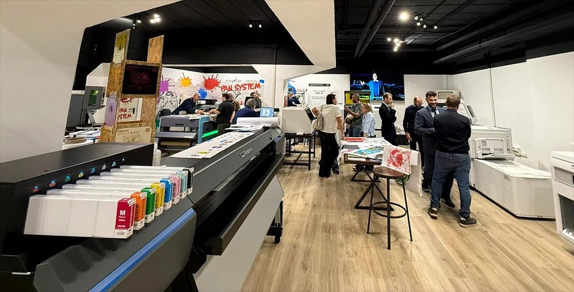 Consulenza Pan System in showroom con macchine da stampa e operatori