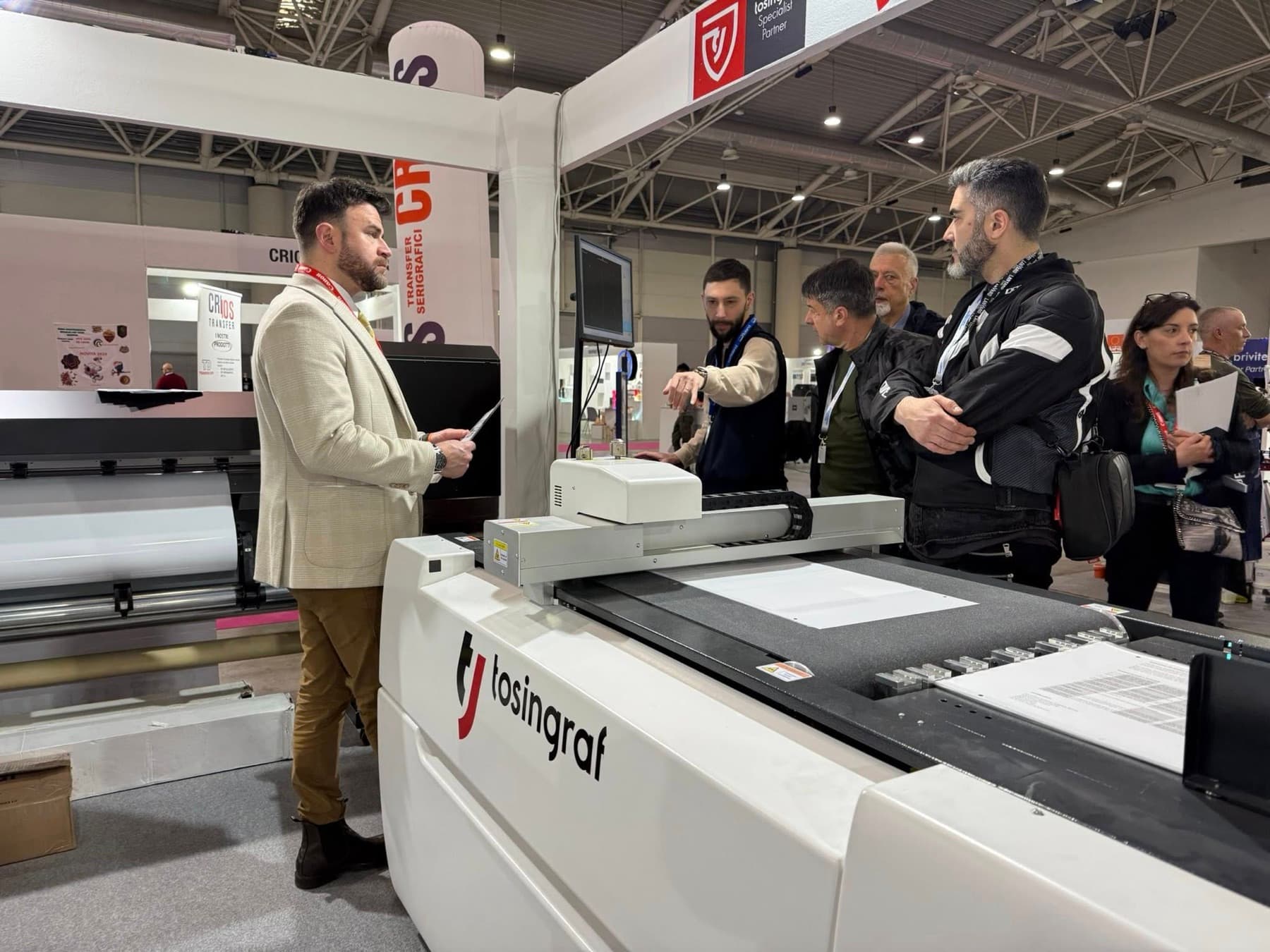 Dimostrazione Tosingraf ADC allo stand Pan System con visitatori in ascolto