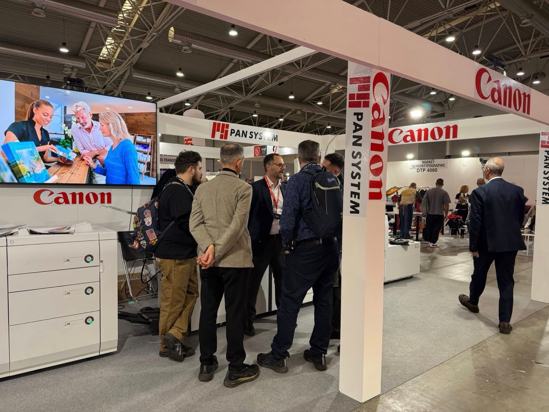 Gruppo di aziende davanti alle tecnologie Canon nello stand Pan System