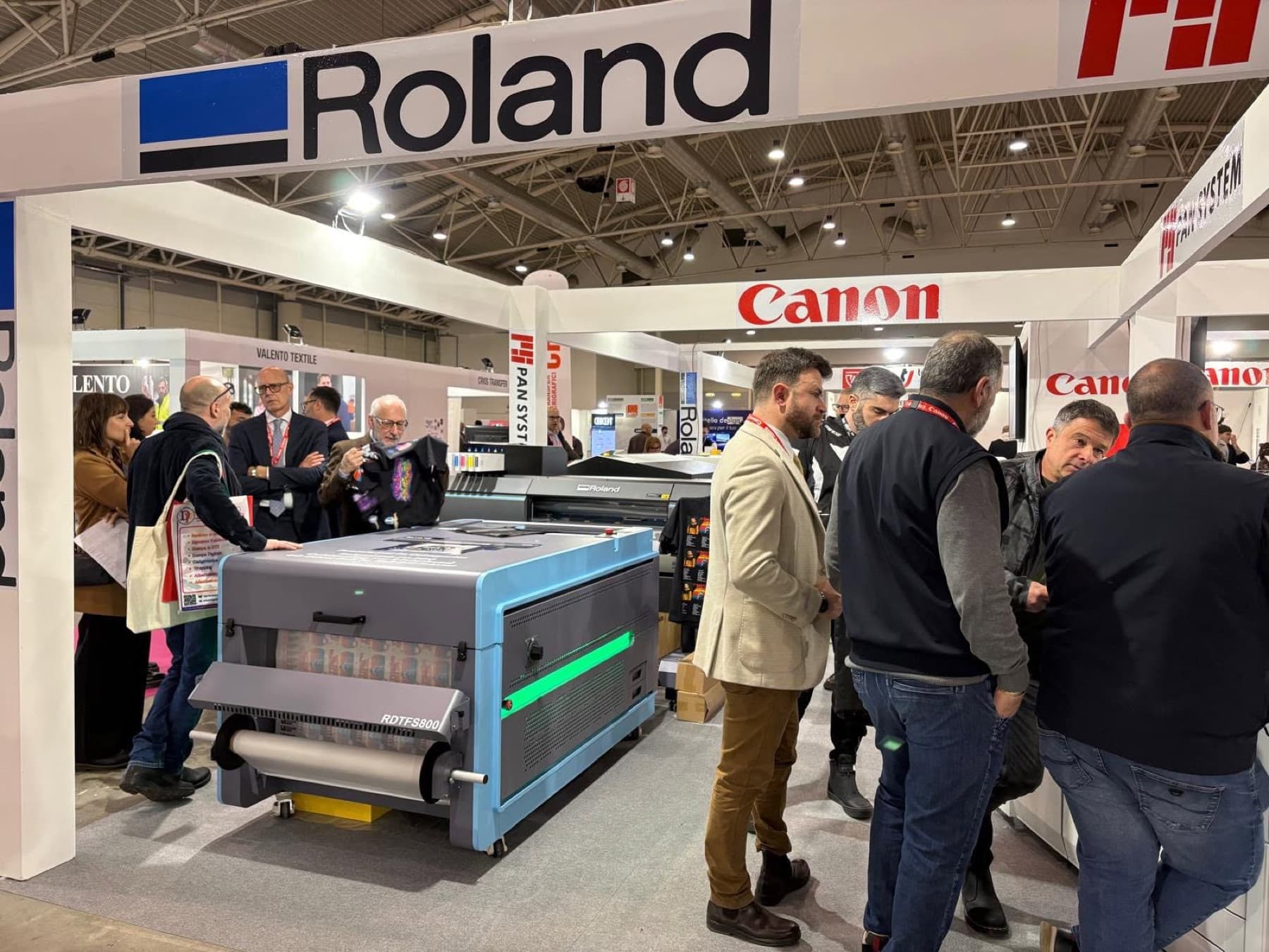 Area Roland con macchina in funzione e visitatori allo stand Pan System