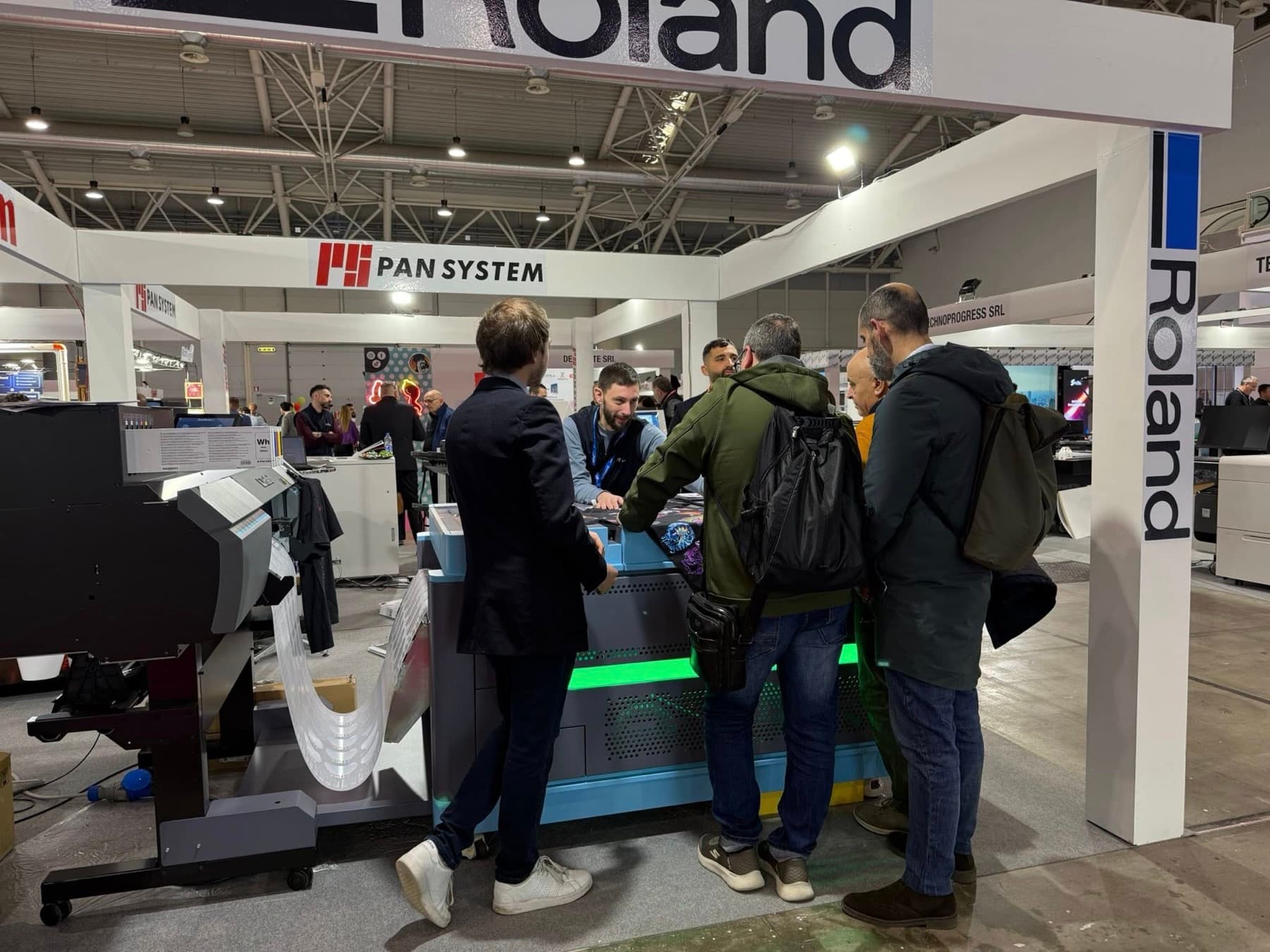 Tecnico Pan System durante una dimostrazione su macchina Roland