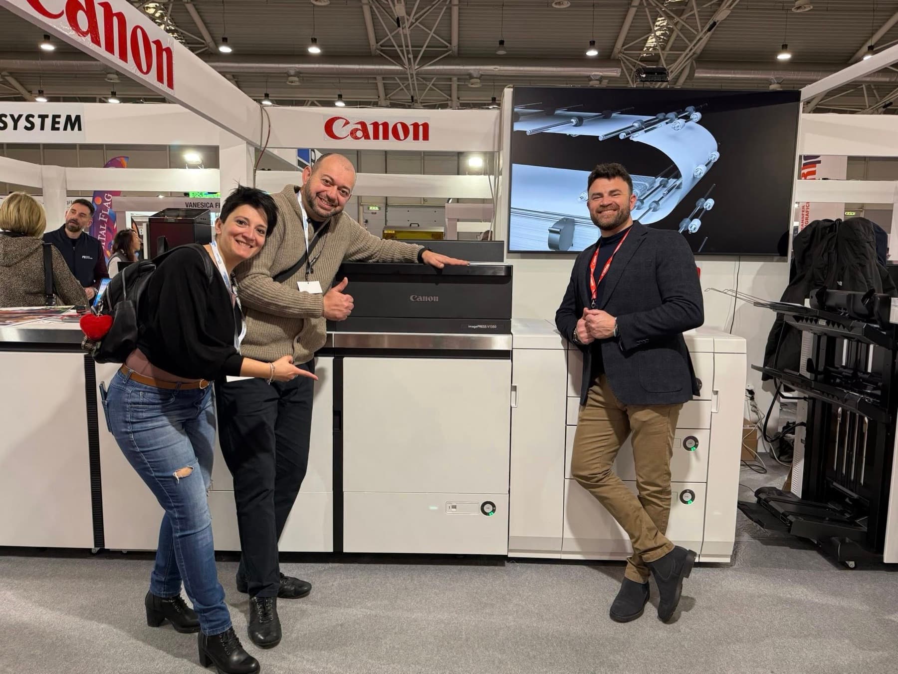 Cliente e team Pan System davanti a una Canon imagePRESS V1350