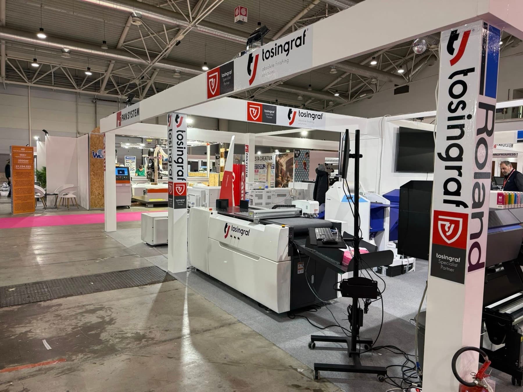 Area Tosingraf dello stand Pan System con macchine per finitura