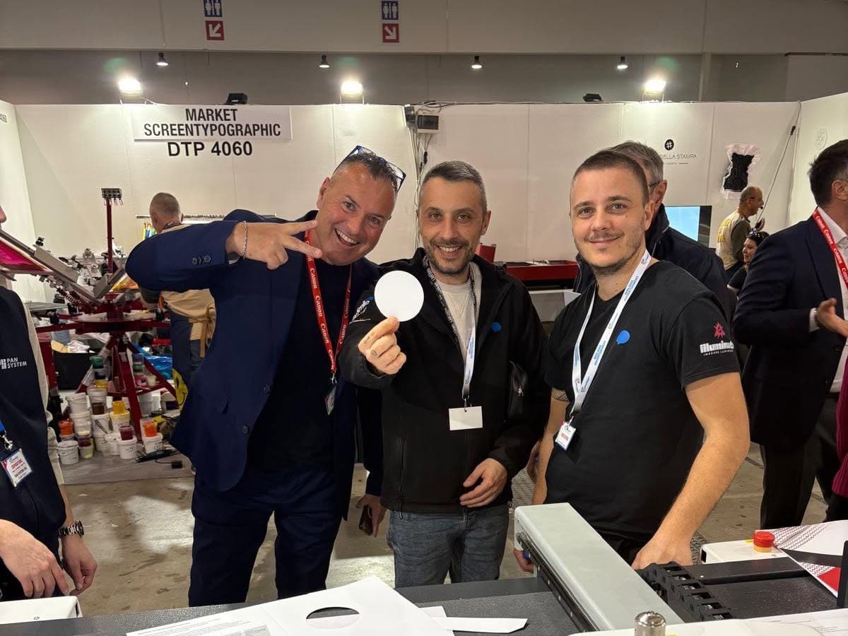 Cliente e team Pan System accanto a una Tosingraf ADC 5070