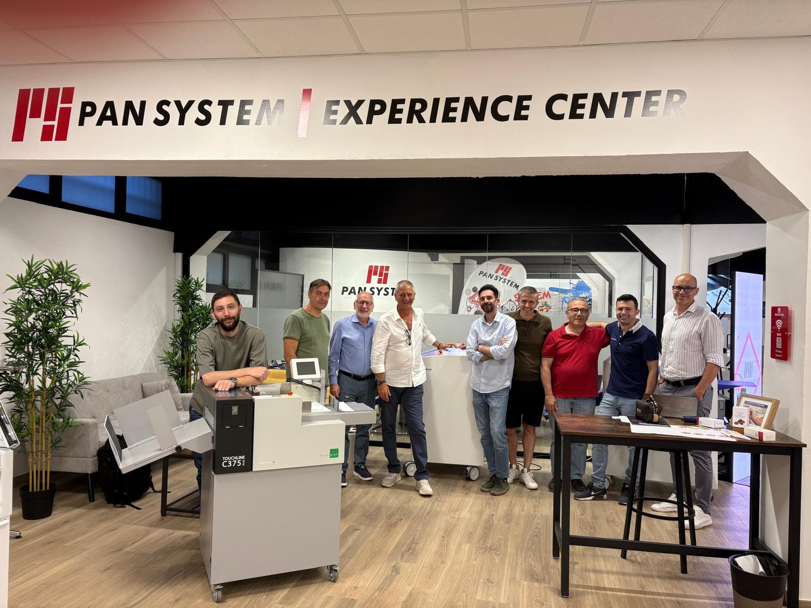Tecnici Pan System e dei partner Tosingraf riuniti nel Pan System Experience Center