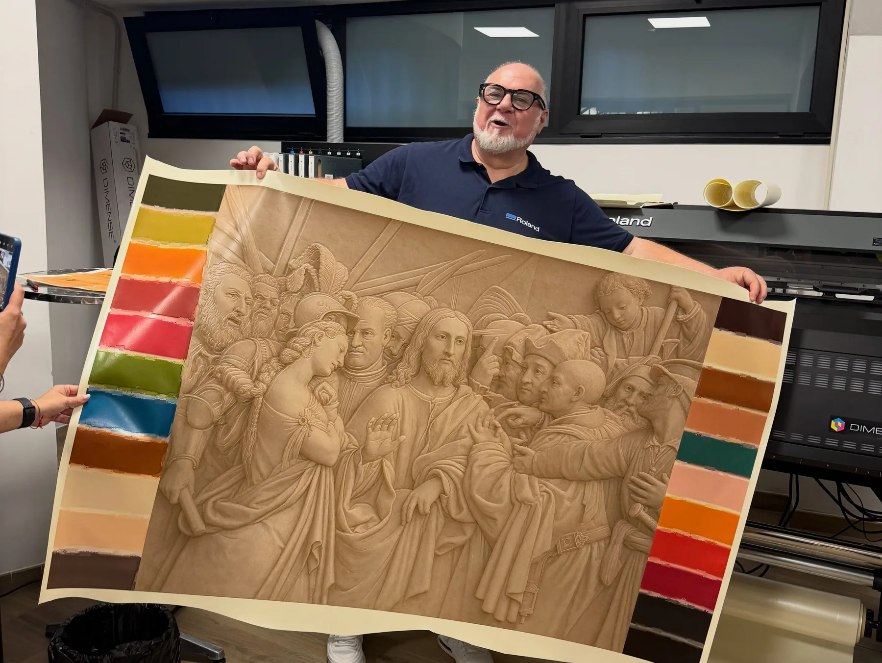 Campione di stampa materica con rilievi mostrato davanti alla DIMENSE DA-640