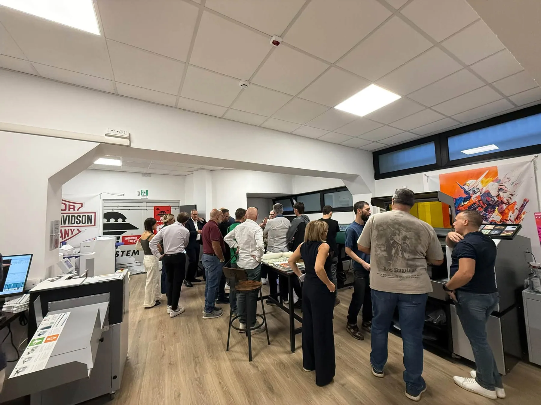 Panoramica della sala con macchine, campioni e aziende in visita
