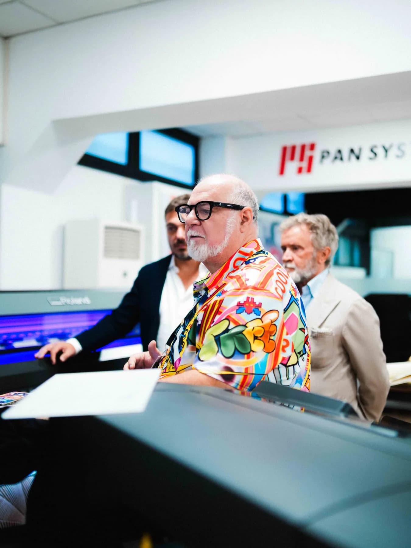 Partecipanti osservano una tecnologia Roland DG durante gli Experience Days