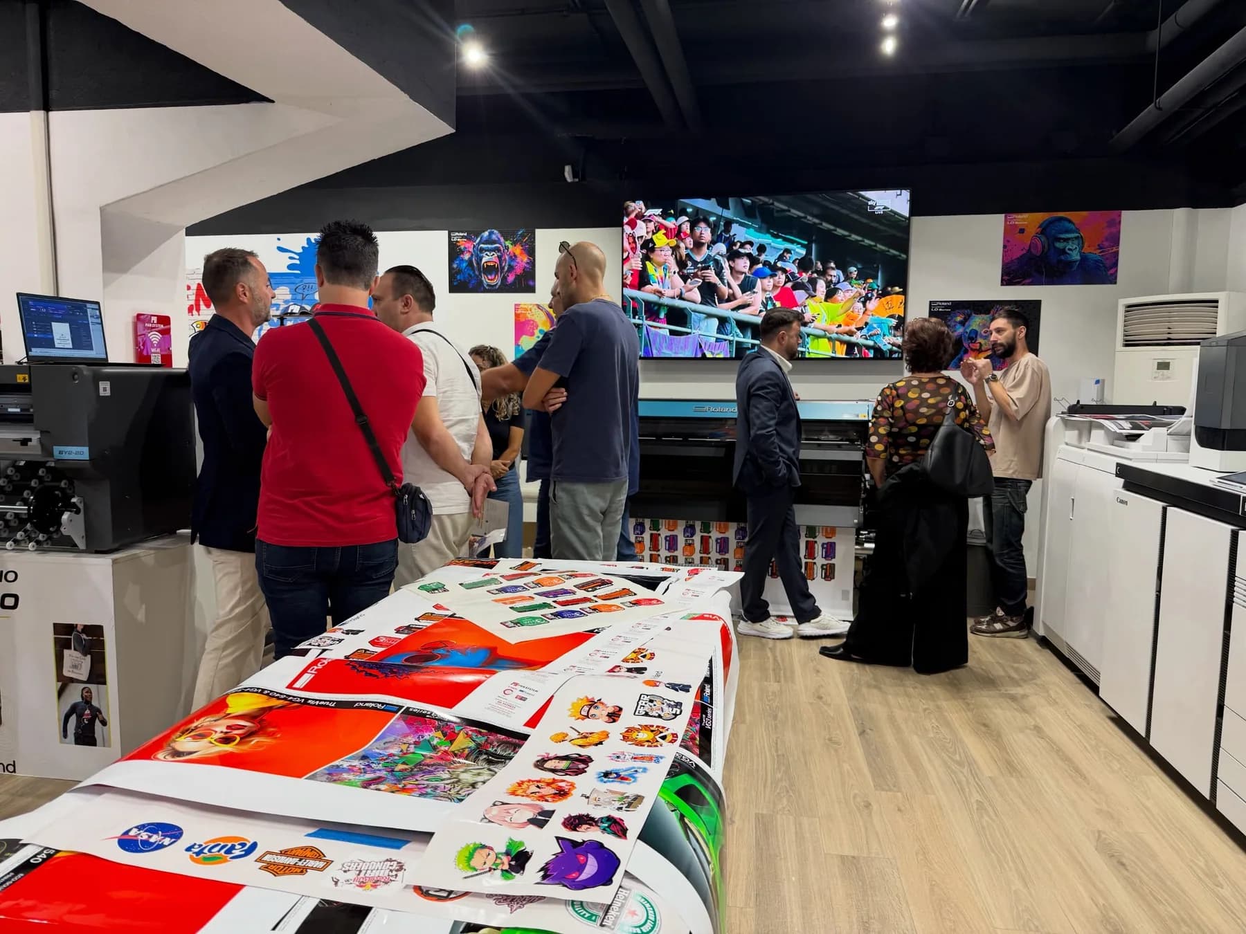 Campioni di stampa colorati sul tavolo e aziende in visita nell’Experience Center