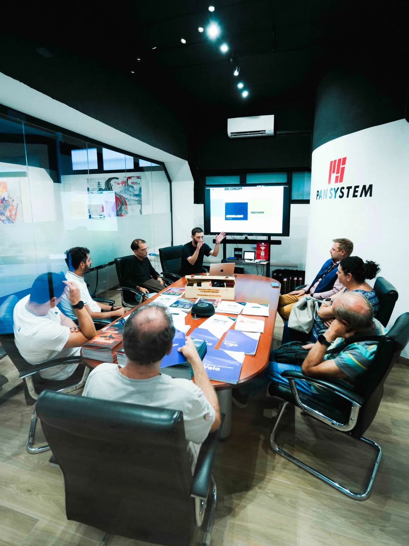 Partecipanti al tavolo della sala riunioni durante una sessione di formazione