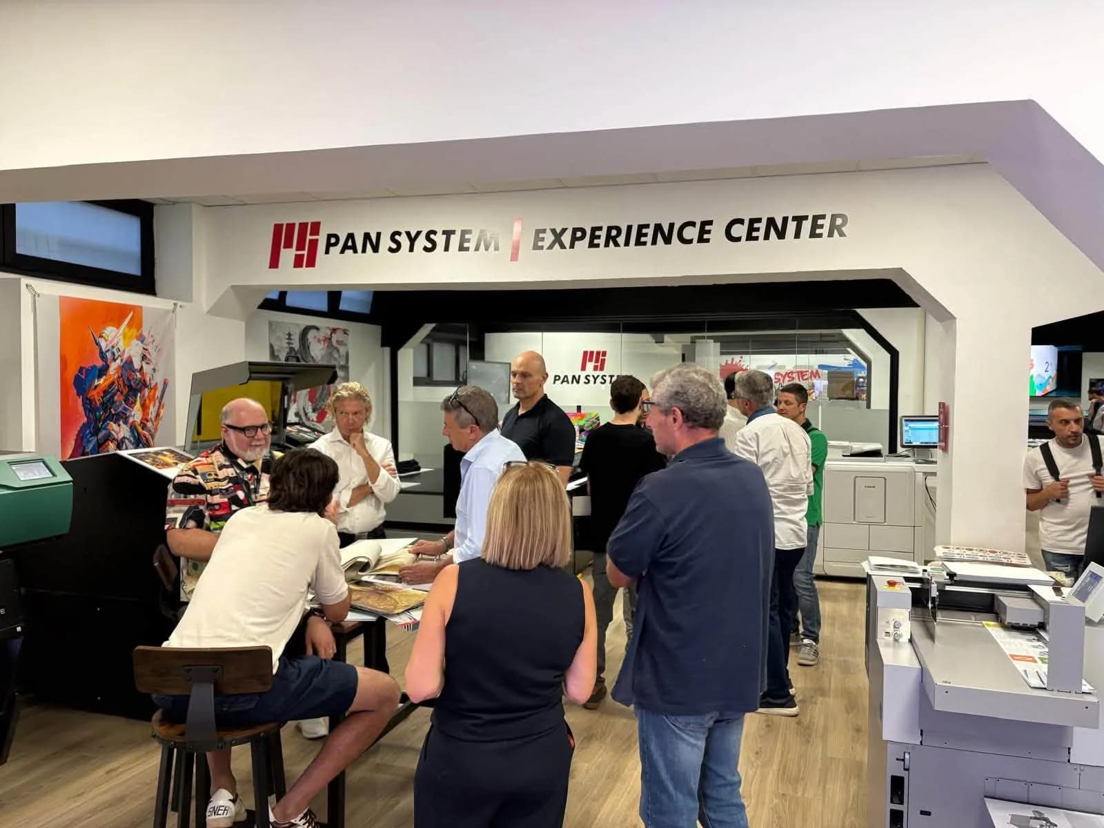 Visitatori al banco applicazioni sotto l’insegna Pan System Experience Center