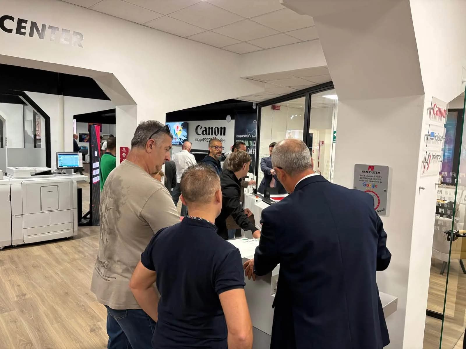 Partecipanti raccolti intorno a una tecnologia Canon