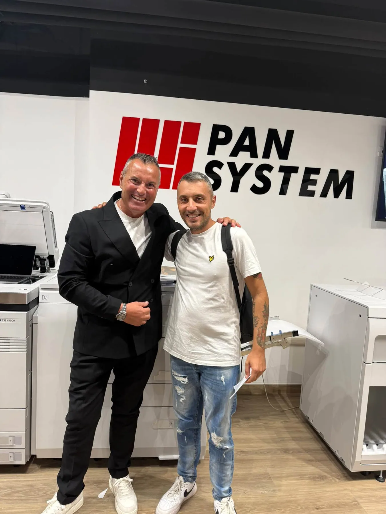 Due partecipanti in posa davanti al logo Pan System