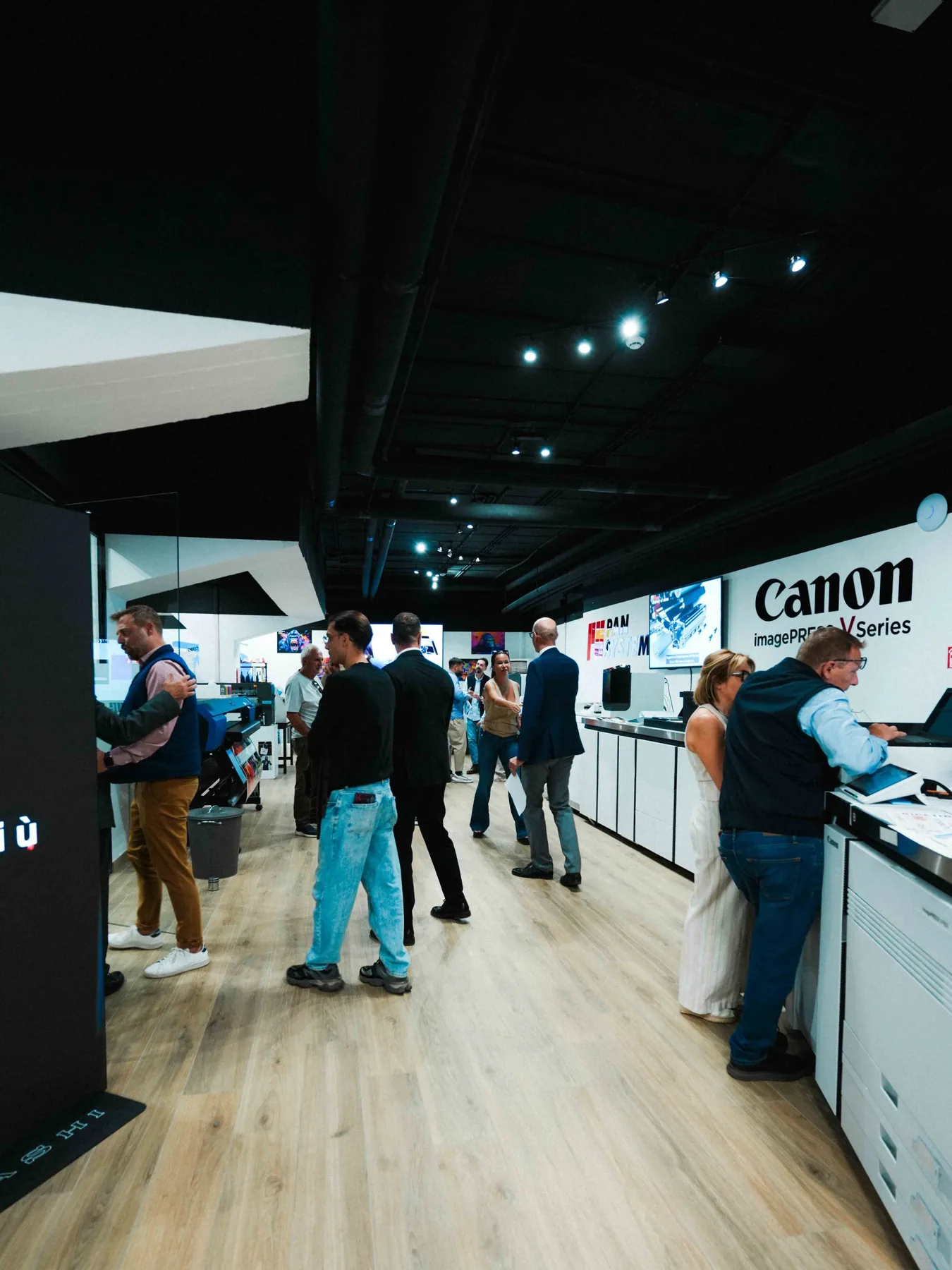 Vista dell’Experience Center con tecnologie Canon e visitatori