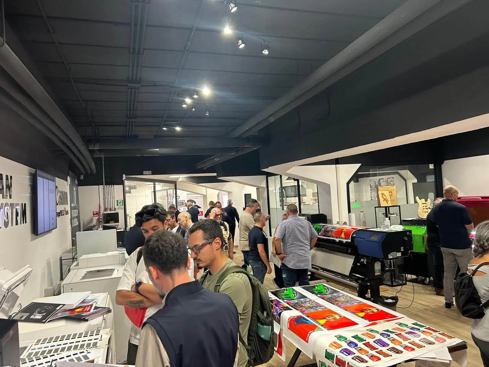 Visitatori attorno ai campioni stampati nell’area dell’Experience Center