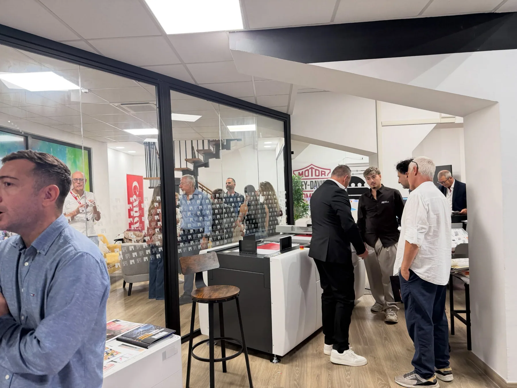 Visitatori nell’Experience Center tra macchine e materiali stampati
