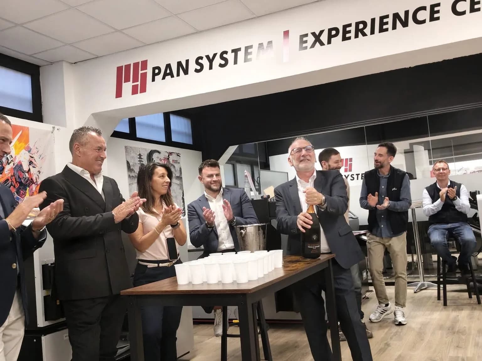 Partecipanti riuniti per un momento conviviale nell’Experience Center
