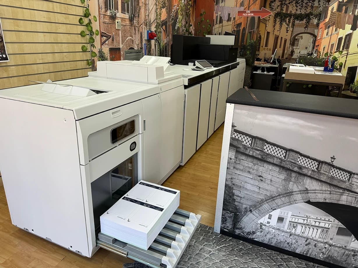 Canon imagePRESS V1350 installata nel reparto produttivo di Colorate a Ostia