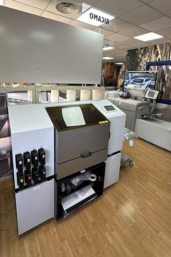 Roland VersaOBJECT MO-180 installata presso Colorate per la stampa UV