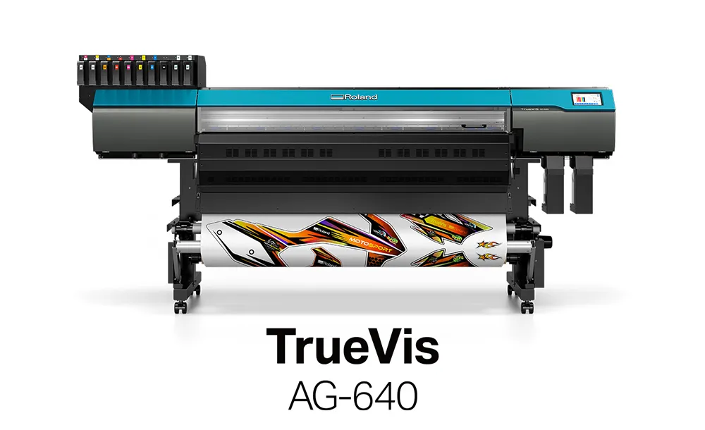 Plotter latex Roland DG TrueVIS AG-640 con grafica in produzione
